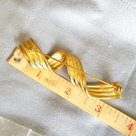 LARGE GOLD plated RIDGED RIBBON Bar pin - Picture 2 of 2